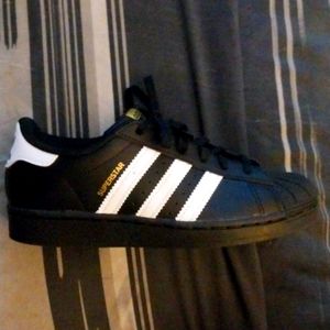 Unisex kids adidas sneekers worn once
